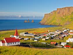 Panoramica di Vík in estate