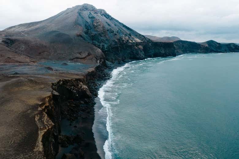 Spiaggia di sabbia nera a Reykjanes