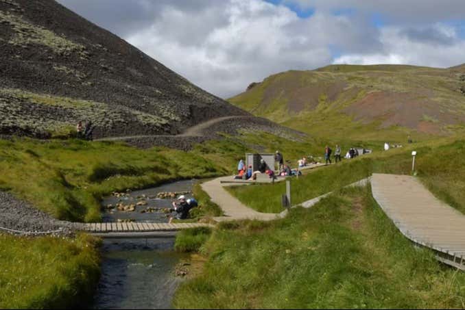 Percorrendo la Valle di Reykjadalur